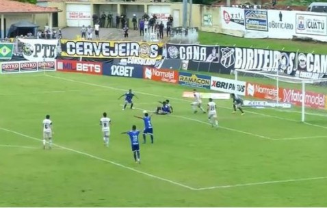 多多28官网-极为罕见甚至前所未有 巴西球员坐地上倒勾破门！