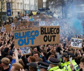 多多28官网-不满运营策略，切尔西球迷聚集抗议：BlueCo滚出去！