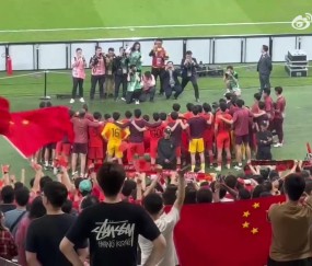 多多28APP下载-最佳第十二人！决赛后U23国足队员与现场球迷合影留念