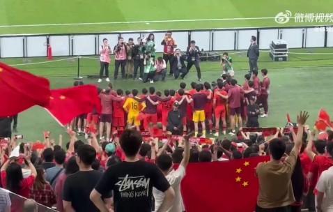 多多28APP下载-最佳第十二人！决赛后U23国足队员与现场球迷合影留念